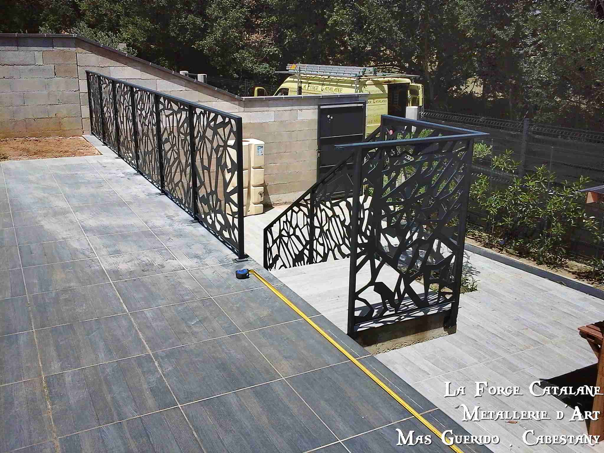 garde corps decoupe laser motif moderne vegetal fleurs forge catalane.jpg